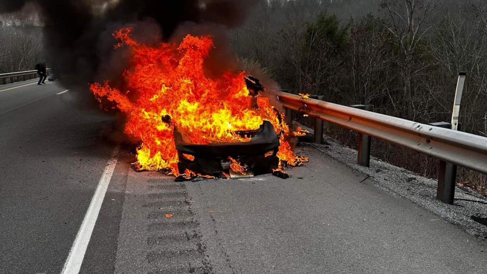 Φλεγόμενο Tesla χρειάστηκε 45.425 λίτρα νερού για να σβήσει!